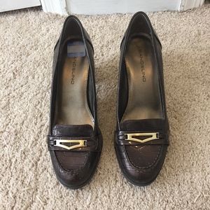 Bandolino Embossed heeled loafer with gold clasp